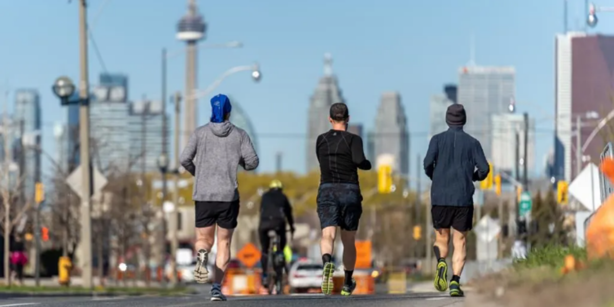 ‘It’s time we reclaim our sidewalks’: new petition slams Toronto run clubs