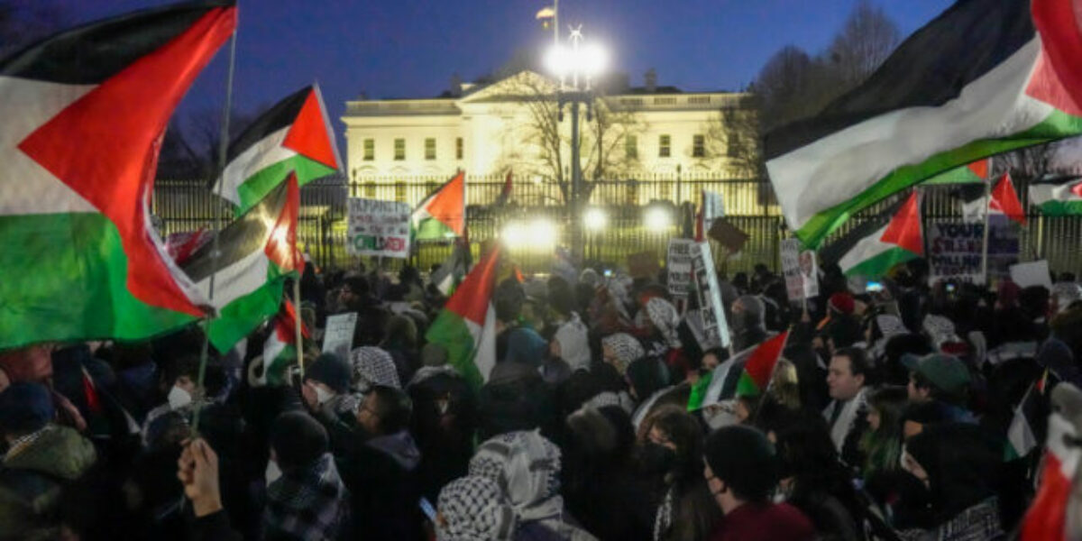 Watch – Pro-Palestinian Protesters Swarm White House Fence, Secret Service Deployed