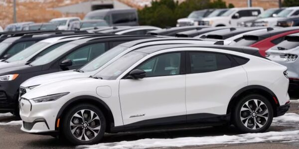 Quebec’s plan to stop subsidizing electrical vehicle purchases gets mixed reviews