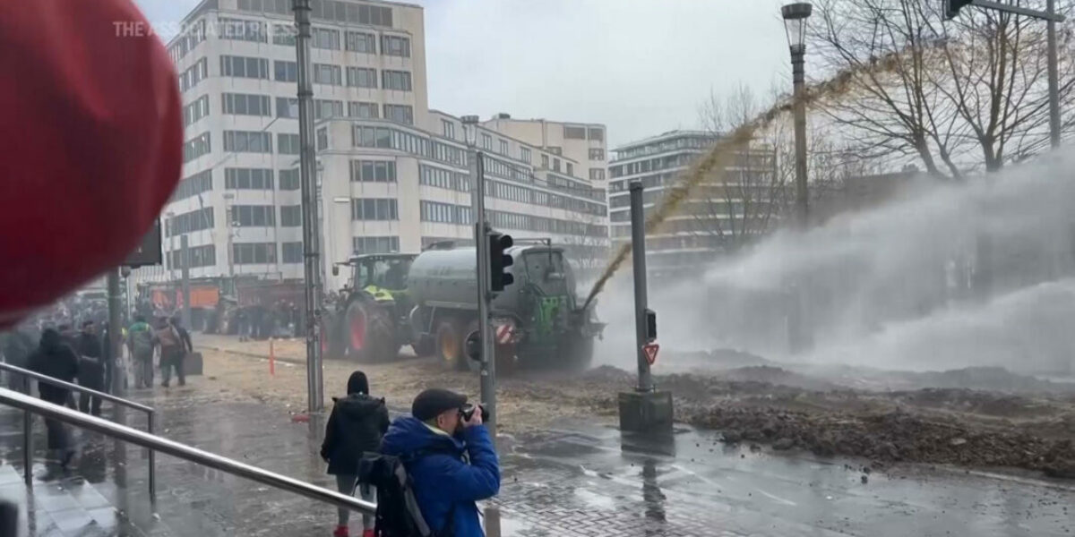 Protesting farmers spray manure at police during demonstration in Brussels