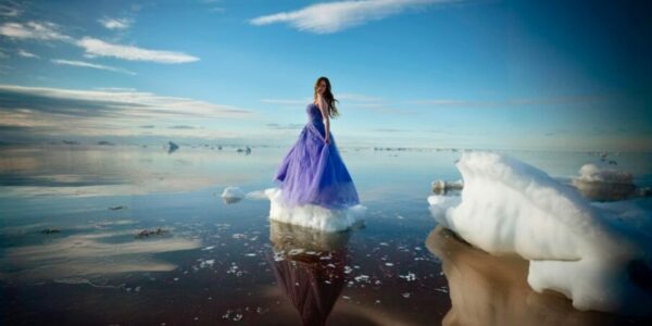 ‘Her whole future ahead of her’: Sask. photographer captures Manitoba graduate posing on iceberg
