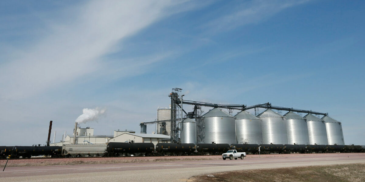 Ethanol plants found to emit more toxic air pollutants than oil refineries