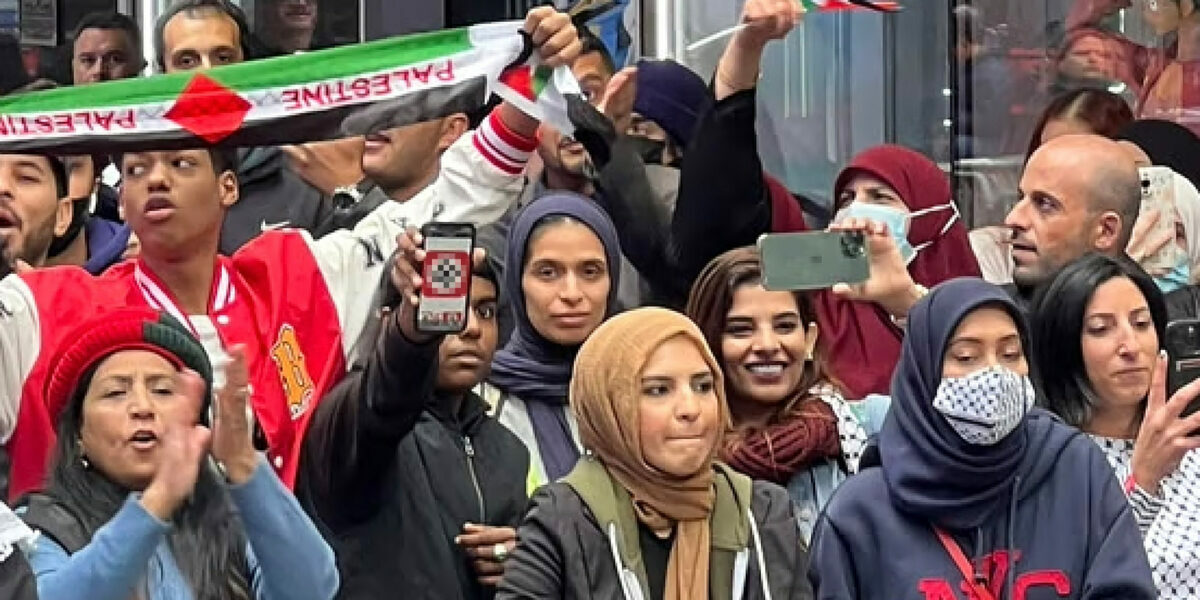 Toronto’s two-tier policing on full display as pro-Hamas mob targets Jewish-owned café