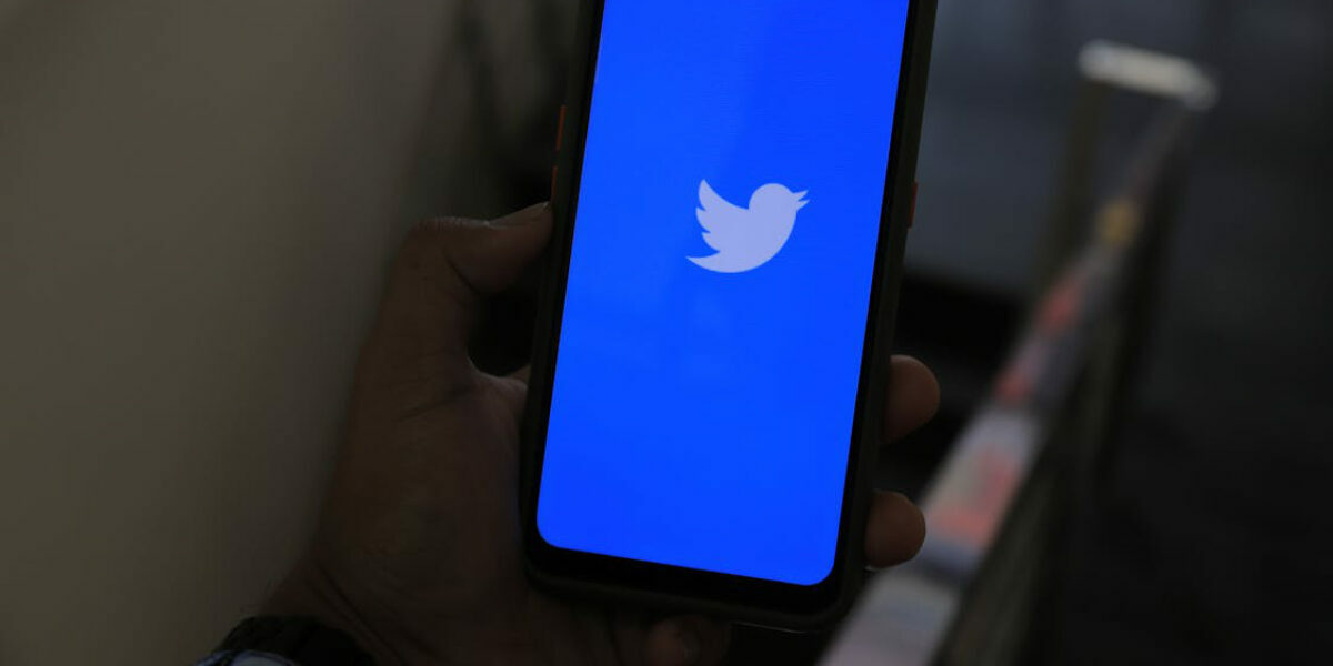 Federal workers warned over anonymous political posts on social media