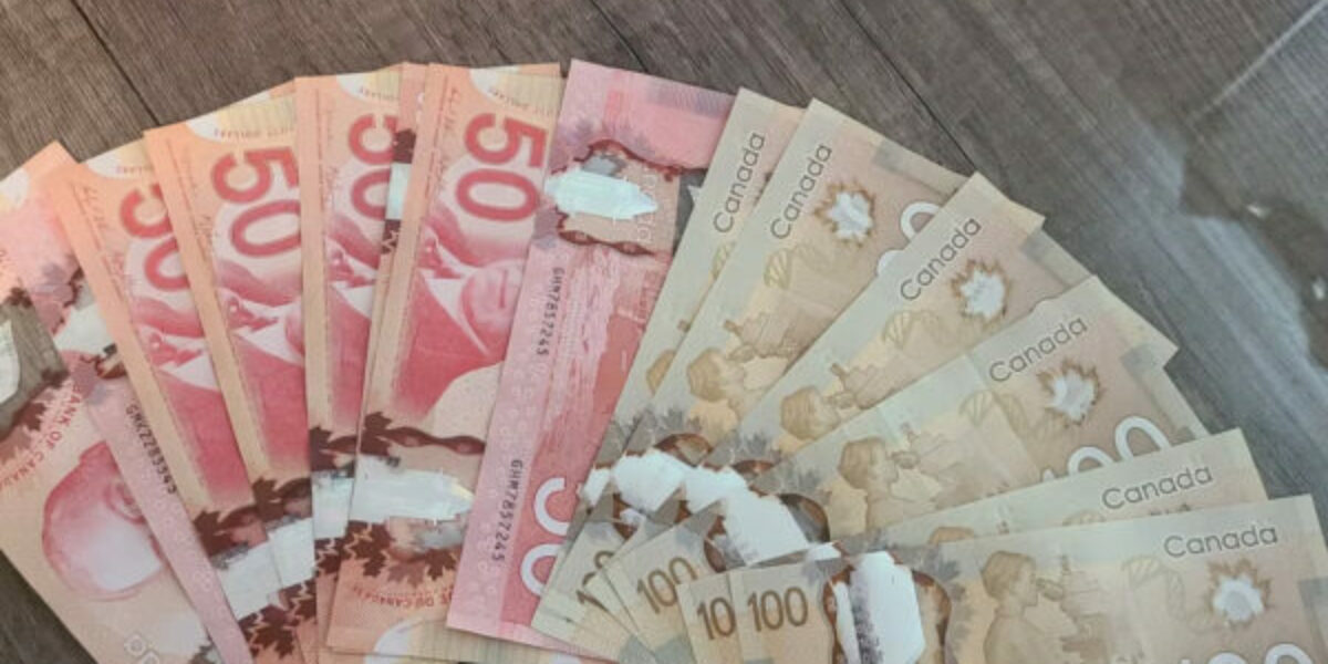 This woman found $1,000 left behind at an ATM in London, Ont. What would you do?