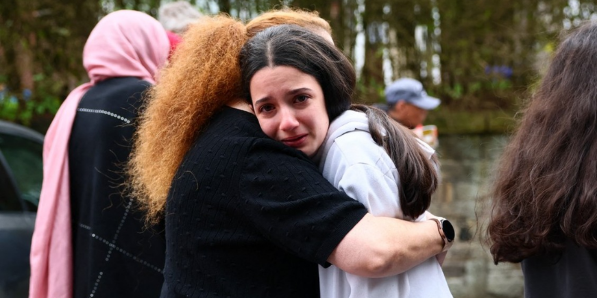 Four wounded, suspect shot in U.K. synagogue attack