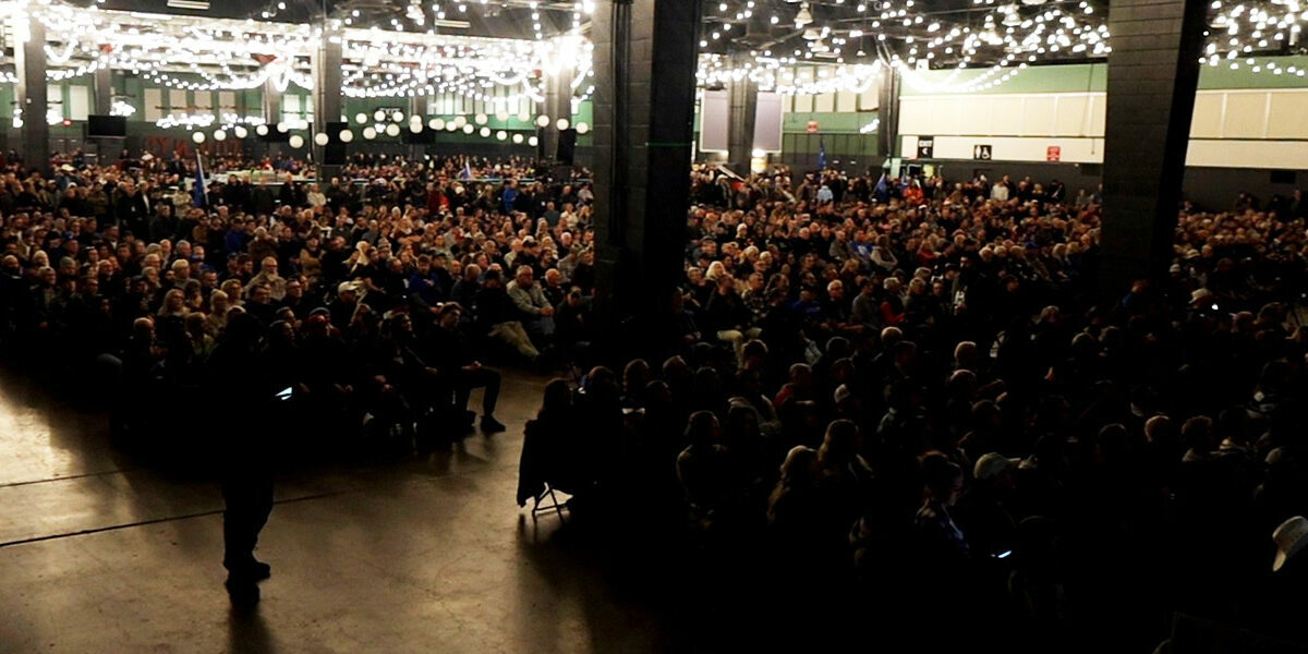 Thousands of Albertans flood to independence petition signing in Calgary