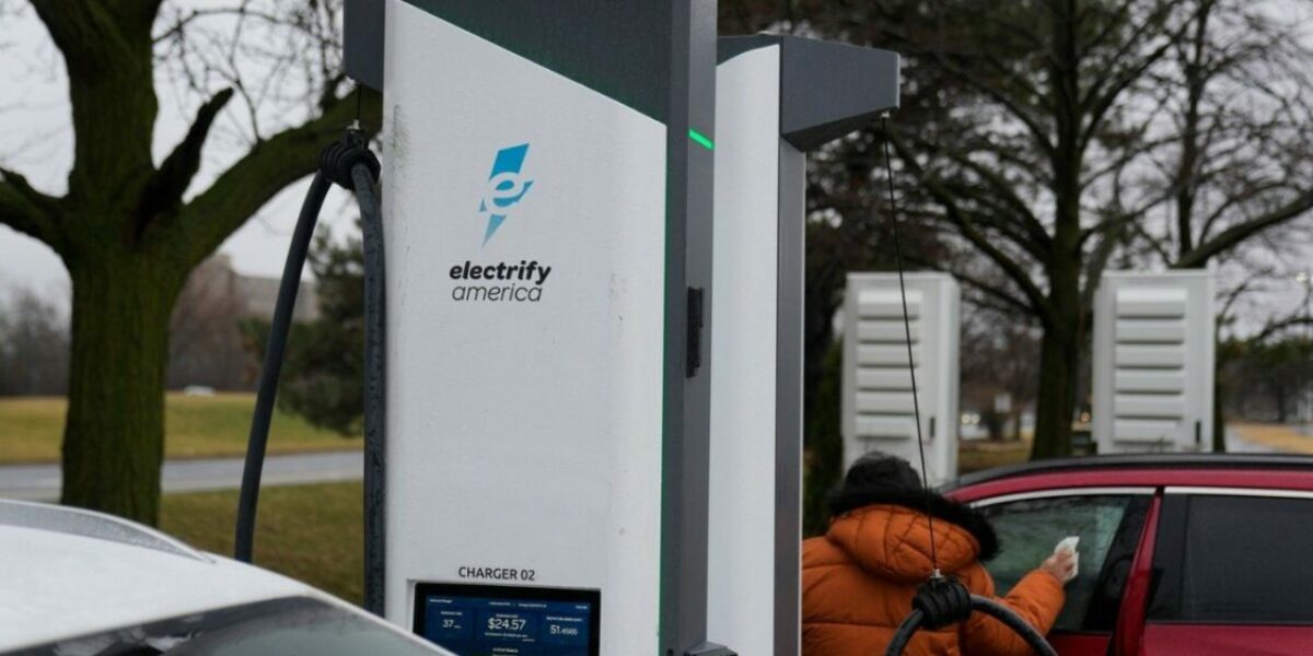 Drivers wonder if they should go electric as the war increases gas prices